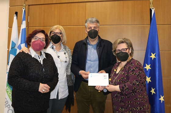 Οι κυρίες Αναστασία Σπυρίδου (πρόεδρος), Σία Μίχου (ταμίας) και Χριστίνα Παλαιολόγου (γραμματέας) με τον Πρόεδρο του Επιμελητηρίου Χριστόδουλου Τοψίδη